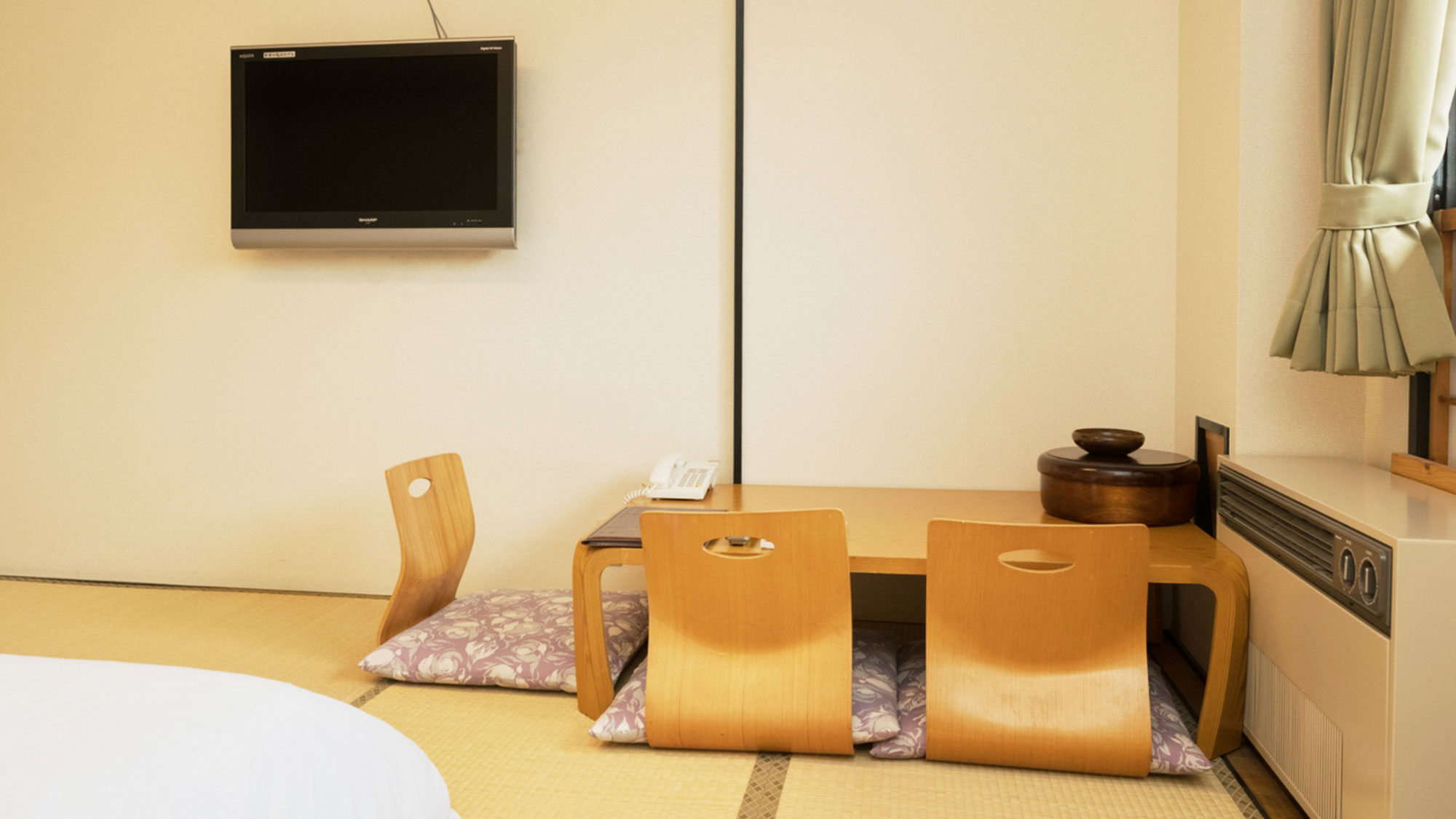 ・【和室10畳一例】お布団を敷いても机を隅に置いておける広さがございます