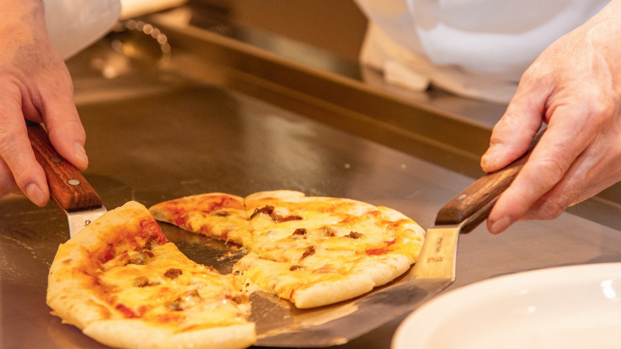 名物ピザ！特製の石窯で１枚１枚焼いております。【レストランアヴァンシア】