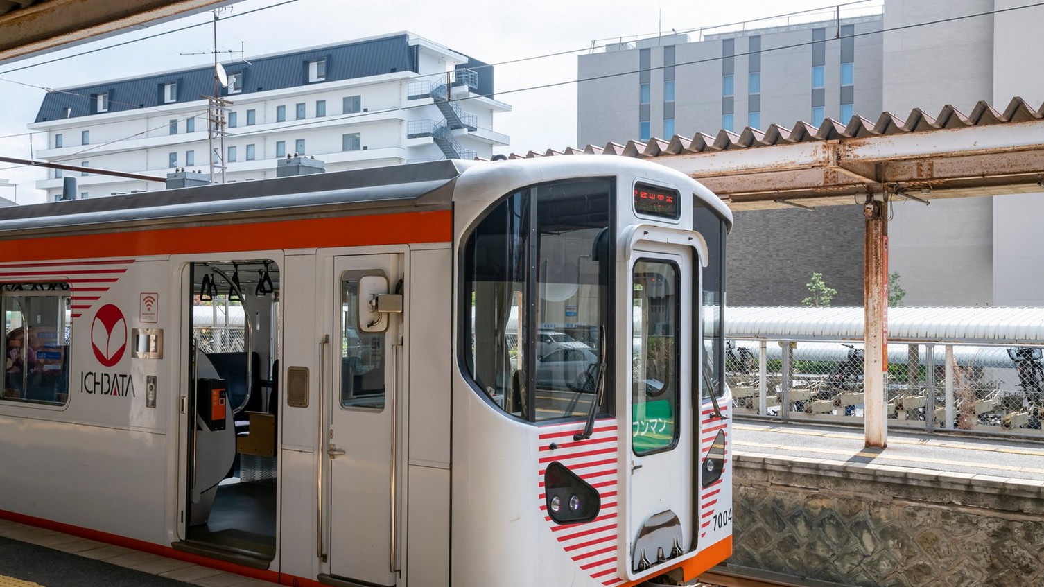 一畑電車、通称『バタデン』。ホテルすぐ後ろに、松江しんじ湖温泉駅がございます。