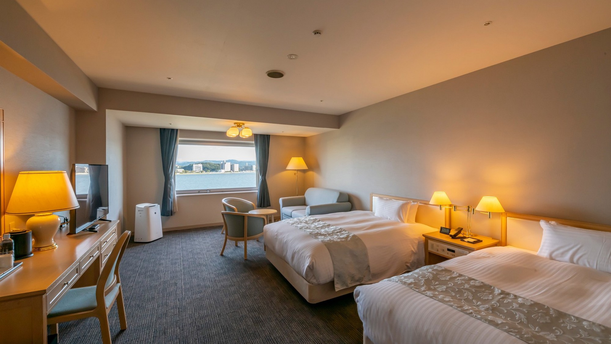 【湖側〇スーペリアツイン】