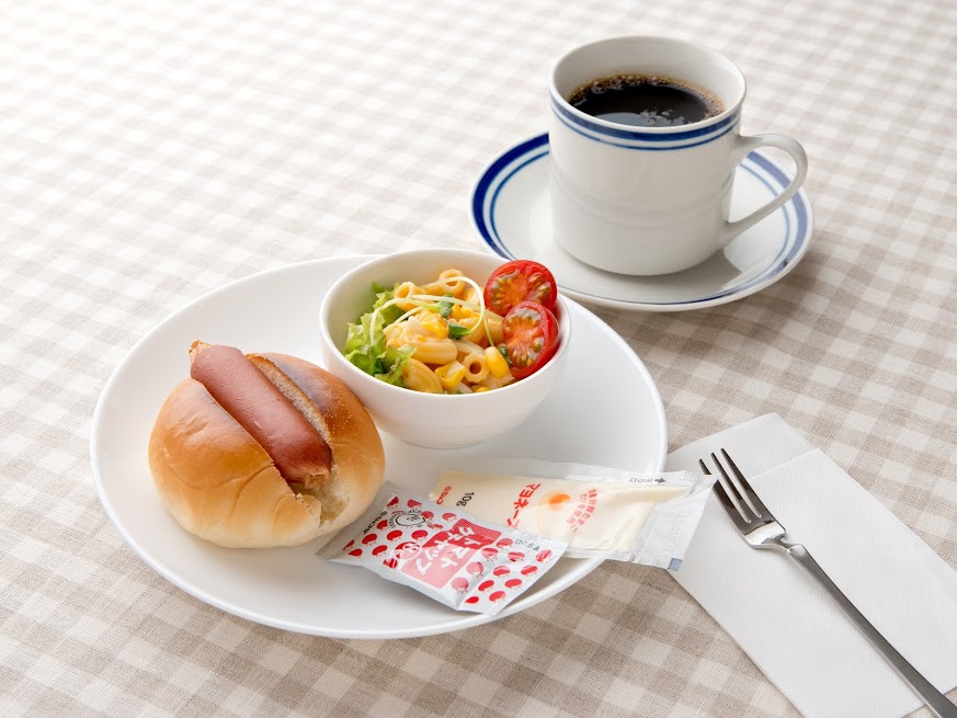 朝食（ホットドック・サラダ）