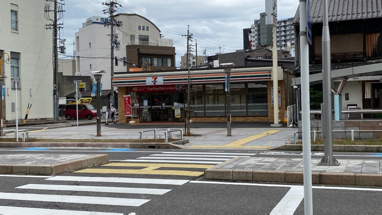 最寄りのコンビニホテルの前