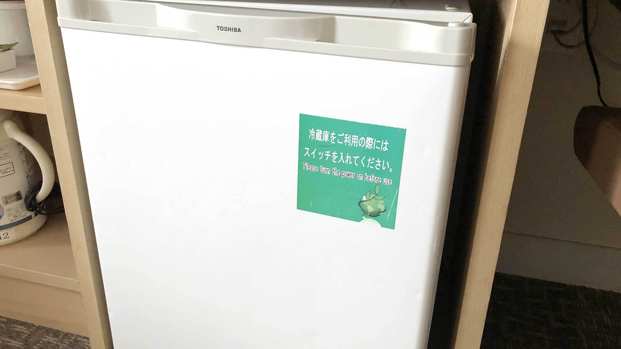 お部屋の冷蔵庫は電源を入れてご利用ください。