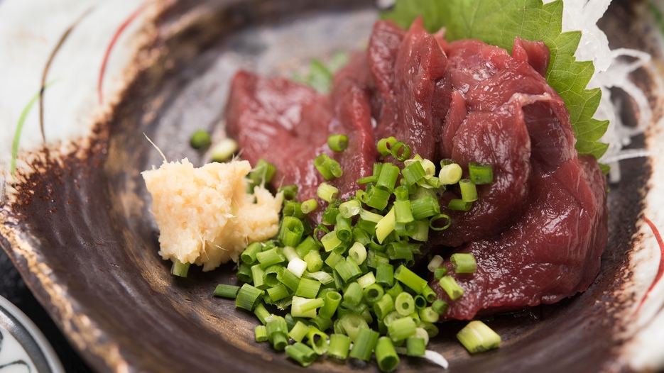 *【ご夕食一例/東館/馬刺し】リピーター様にも好評！お食事は季節や仕入れによって異なるお料理をご用意