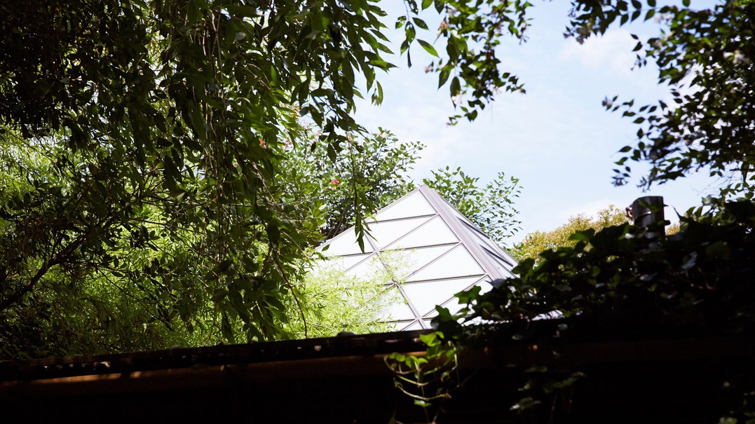 庭園露天風呂のガラスの三角屋根。
