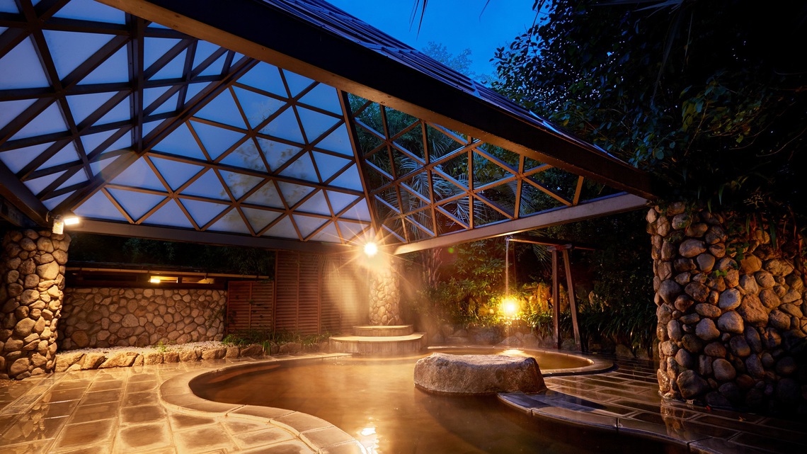 幻想的な雰囲気の夜の庭園露天風呂。