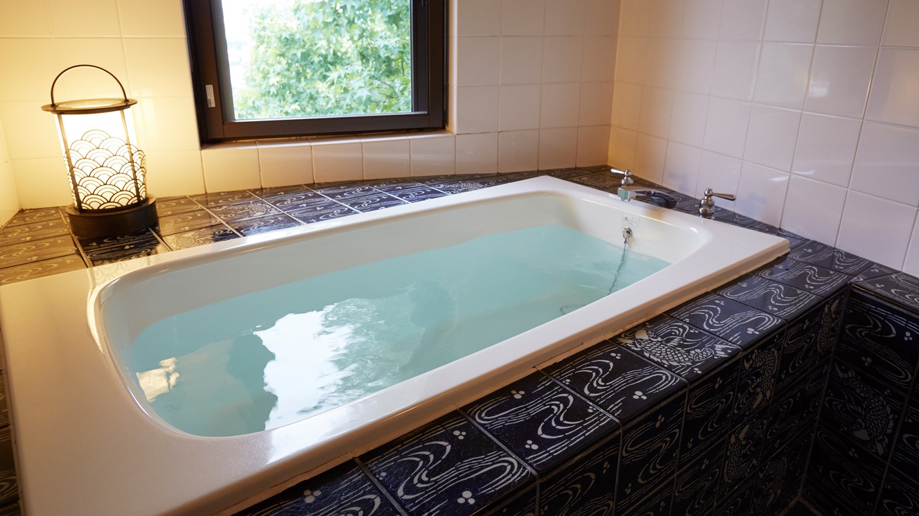 ハミルトンスイート。有田焼のタイルで彩られた浴室。客室でも温泉を愉しめる