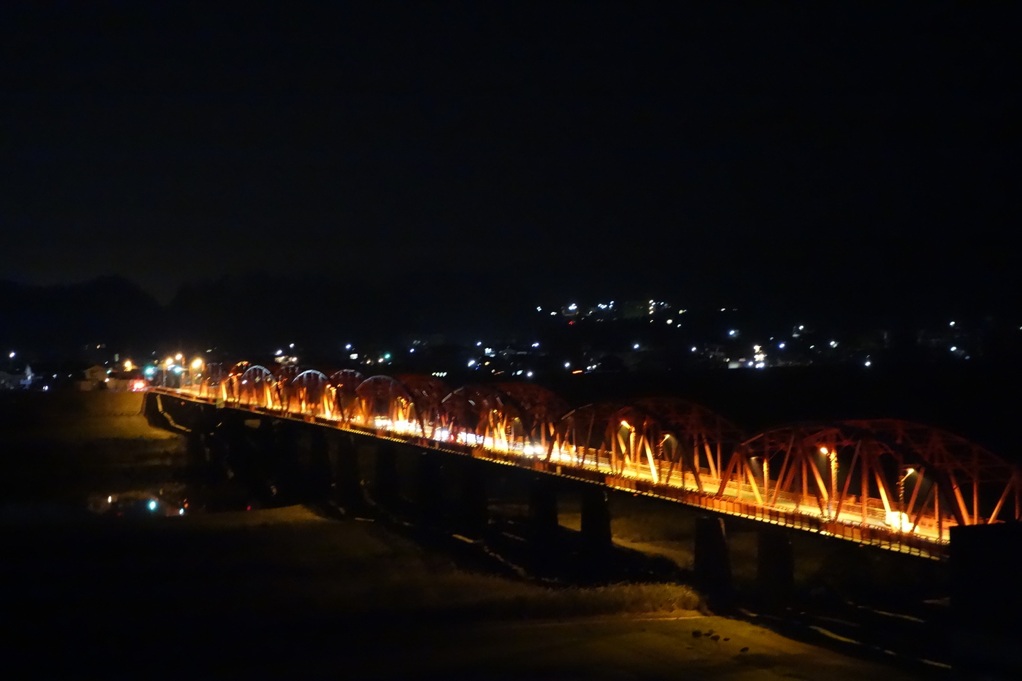 夜の赤鉄橋