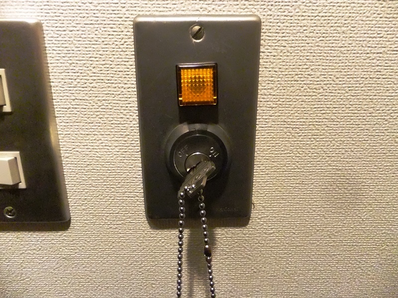 電気（ルームキー差込口）