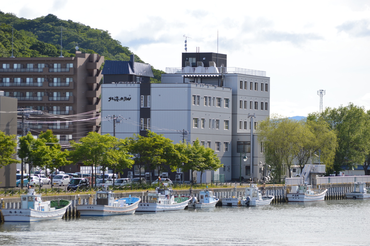 網走川から見た北海ホテル