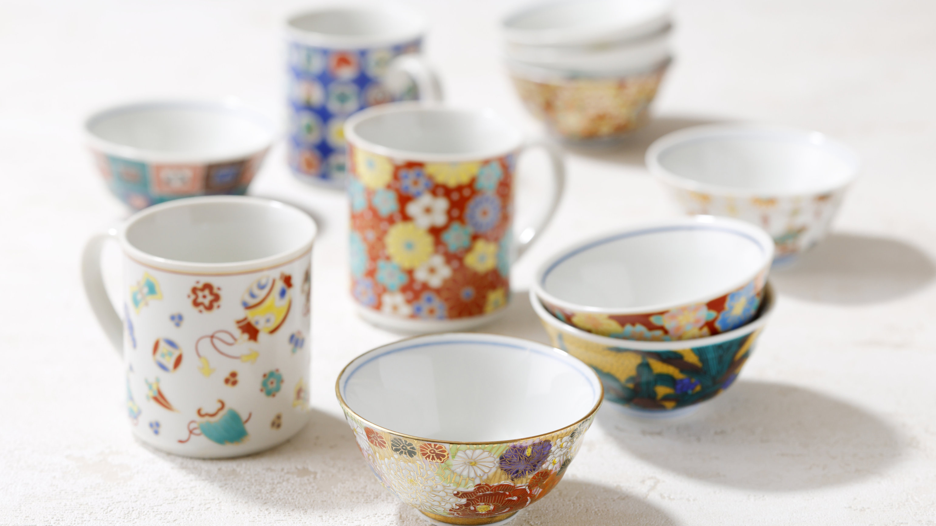 伝統工芸の九谷焼のお茶碗やマグカップをご用意しております。