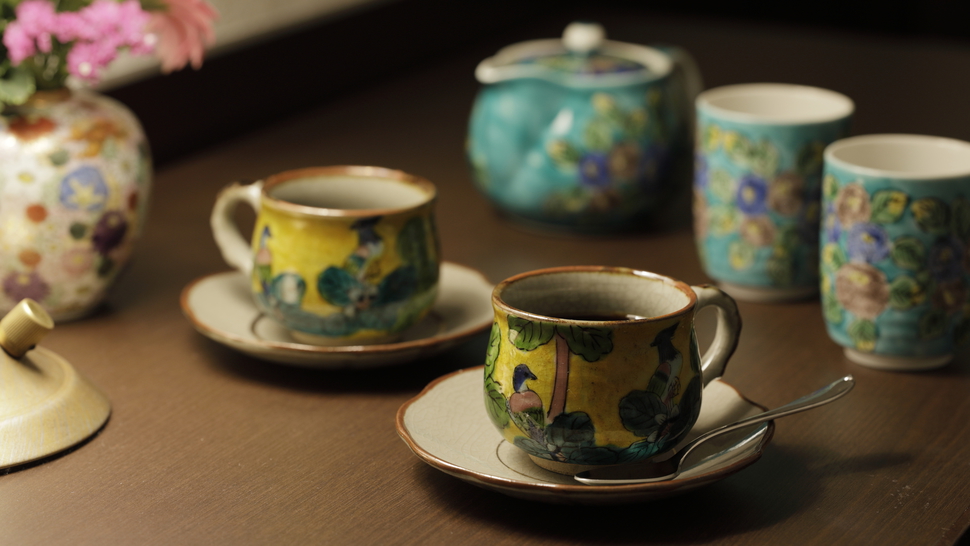 【客室装備】伝統工芸 九谷焼のコーヒーカップで優雅なひとときを。
