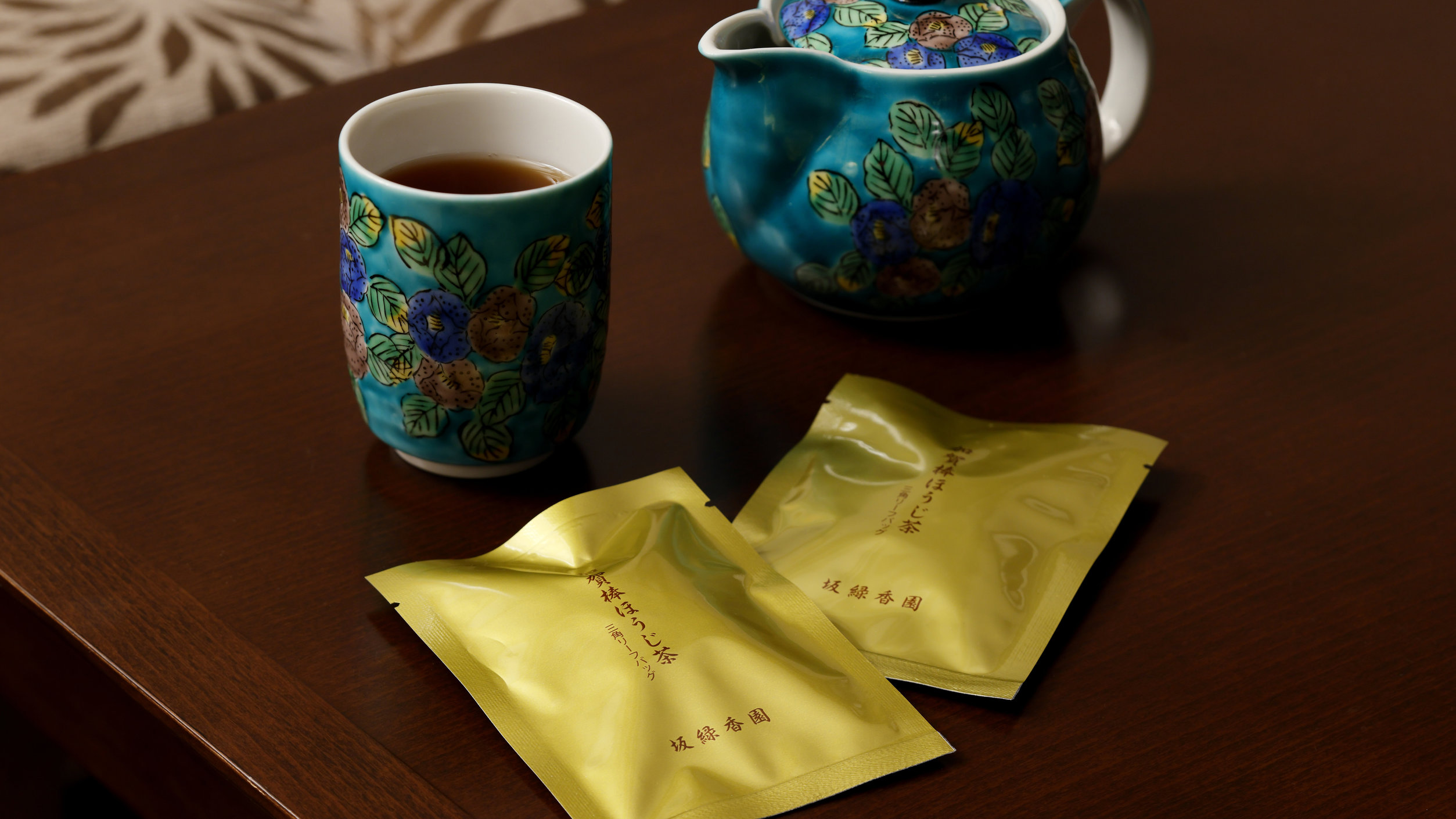 【客室装備】全客室に加賀棒茶のお茶セットをご用意しております。