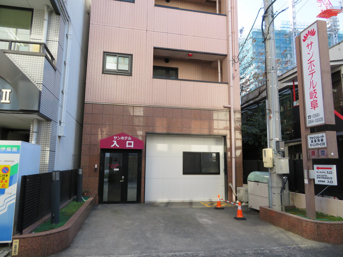 ホテル北側入口(名鉄岐阜駅側)&第一駐車場