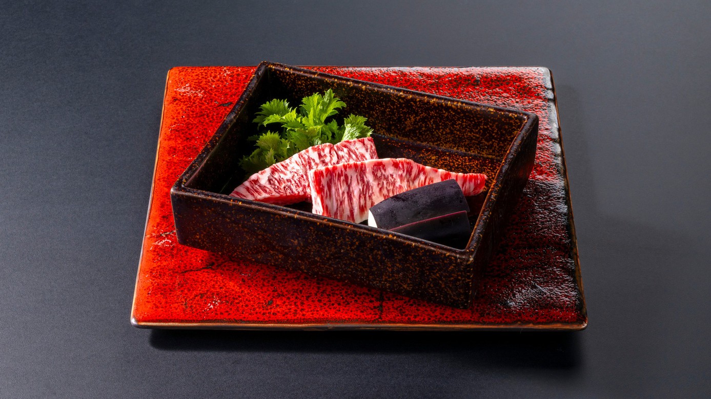 【夏の篝火膳】きめ細やかで柔らかな肉質の甲州牛を溶岩の石焼きで味わう。