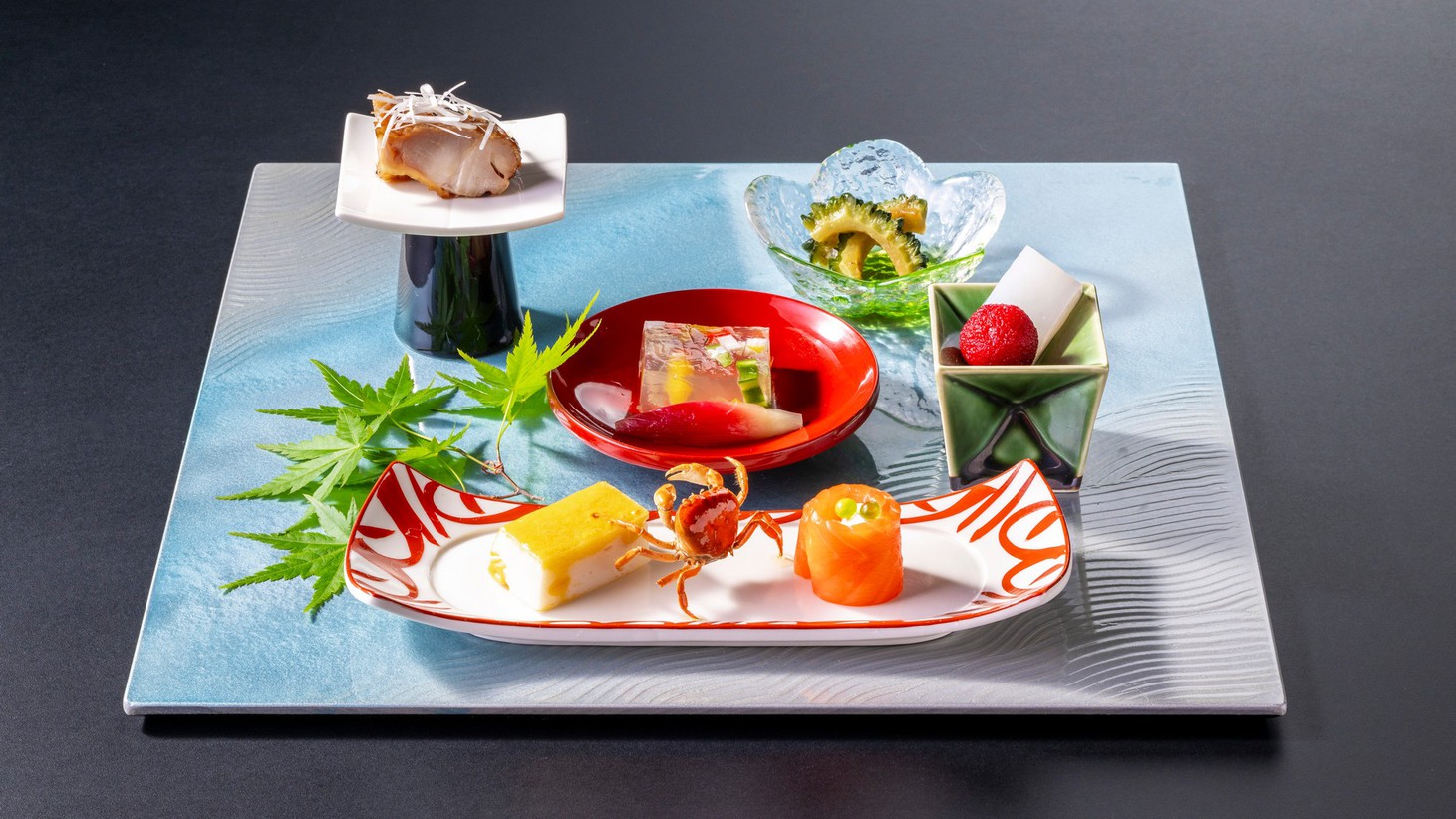 【夏の篝火膳】仄かに照らす篝火のように気品のあるお膳。色彩豊かで涼を感じさせるお料理の数々
