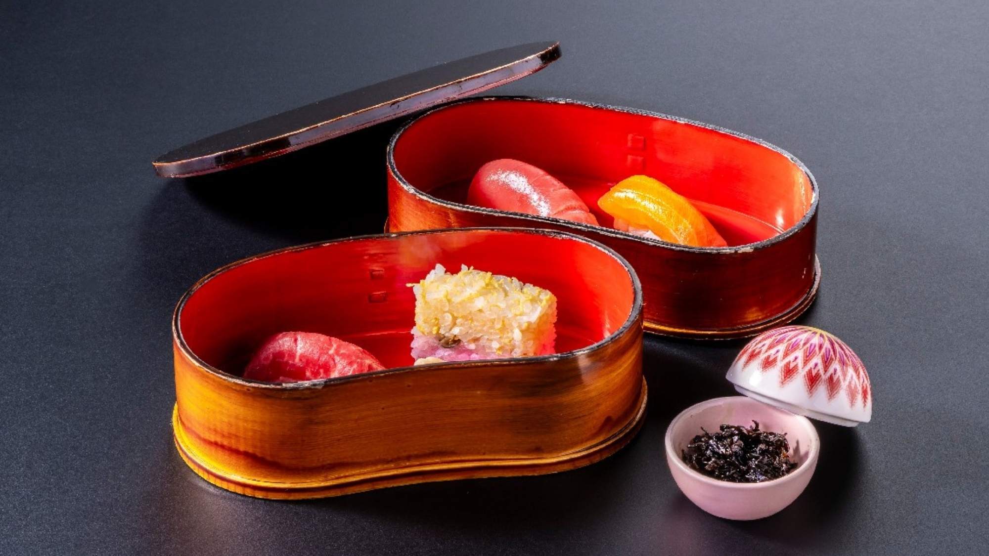 【秋の篝火膳】きめ細かい身質と旨味のある脂が人気の山梨ブランド「富士の介」を握りでいただく