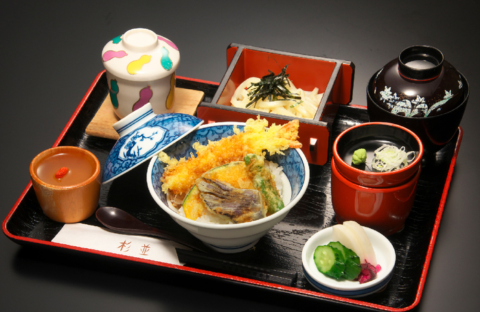 【なごみ御膳】ミニ天丼と杵打ちうどんのセットです。ご飯も麺も両方楽しめます！