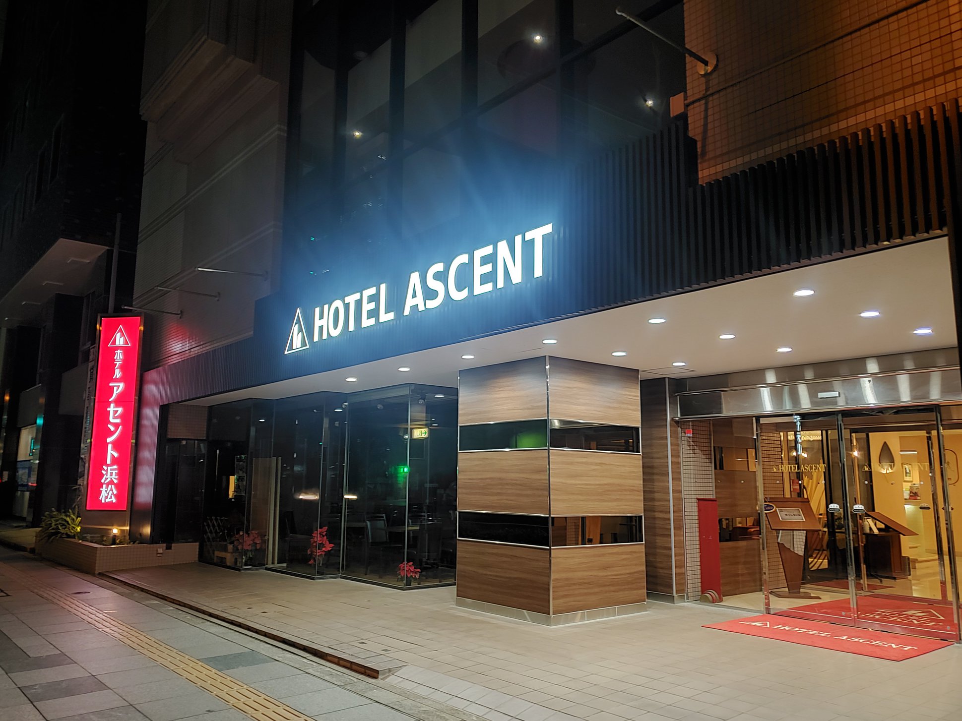 ホテルアセント浜松玄関夜