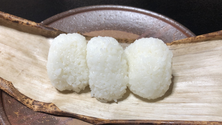 *【土鍋ご飯】シンプルに塩むすびで