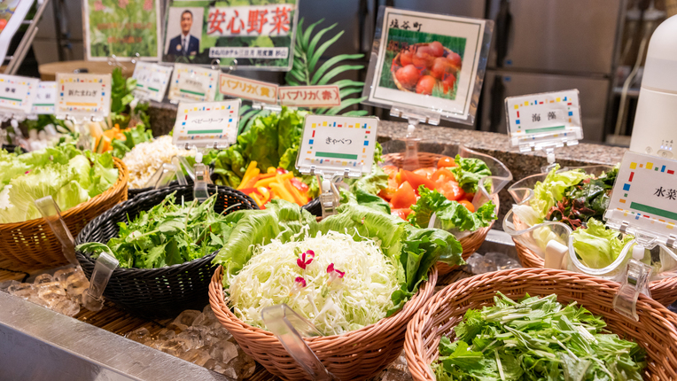 *【夕食バイキング（一例）】女性に人気のサラダコーナー。地元農家の新鮮野菜も♪