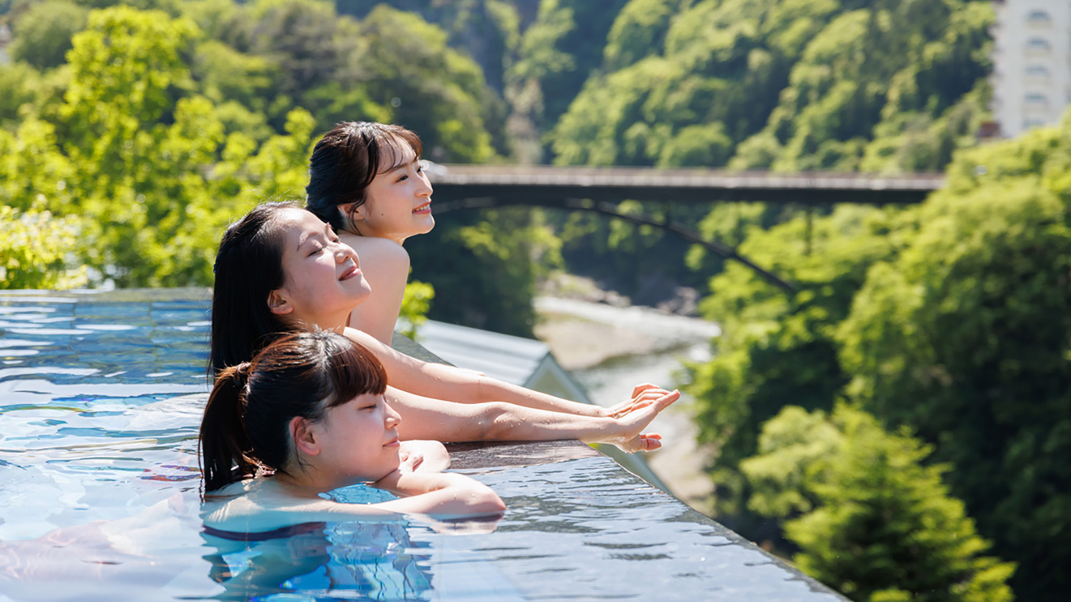 温泉をプールのように水着で楽しむおぷーろ♪きぬ川の眺望とともにご家族でお楽しみいただけます。