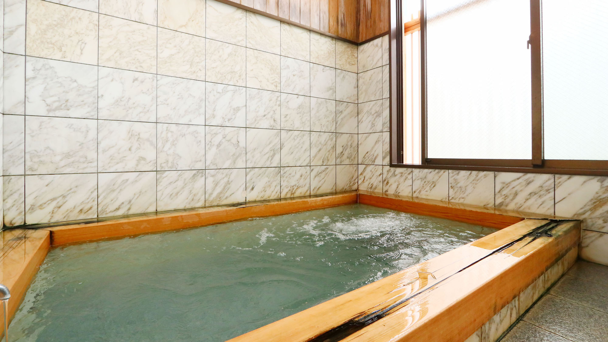 *温泉木曽檜を使用した浴場
