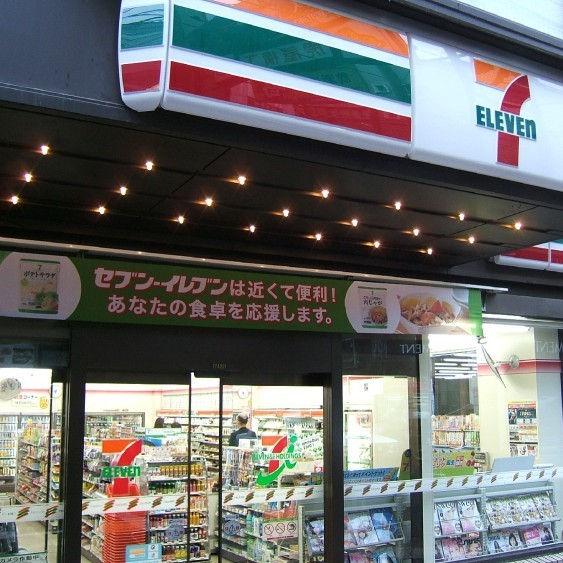 ホテル1階にコンビニあり他に飲食店・ブティックも