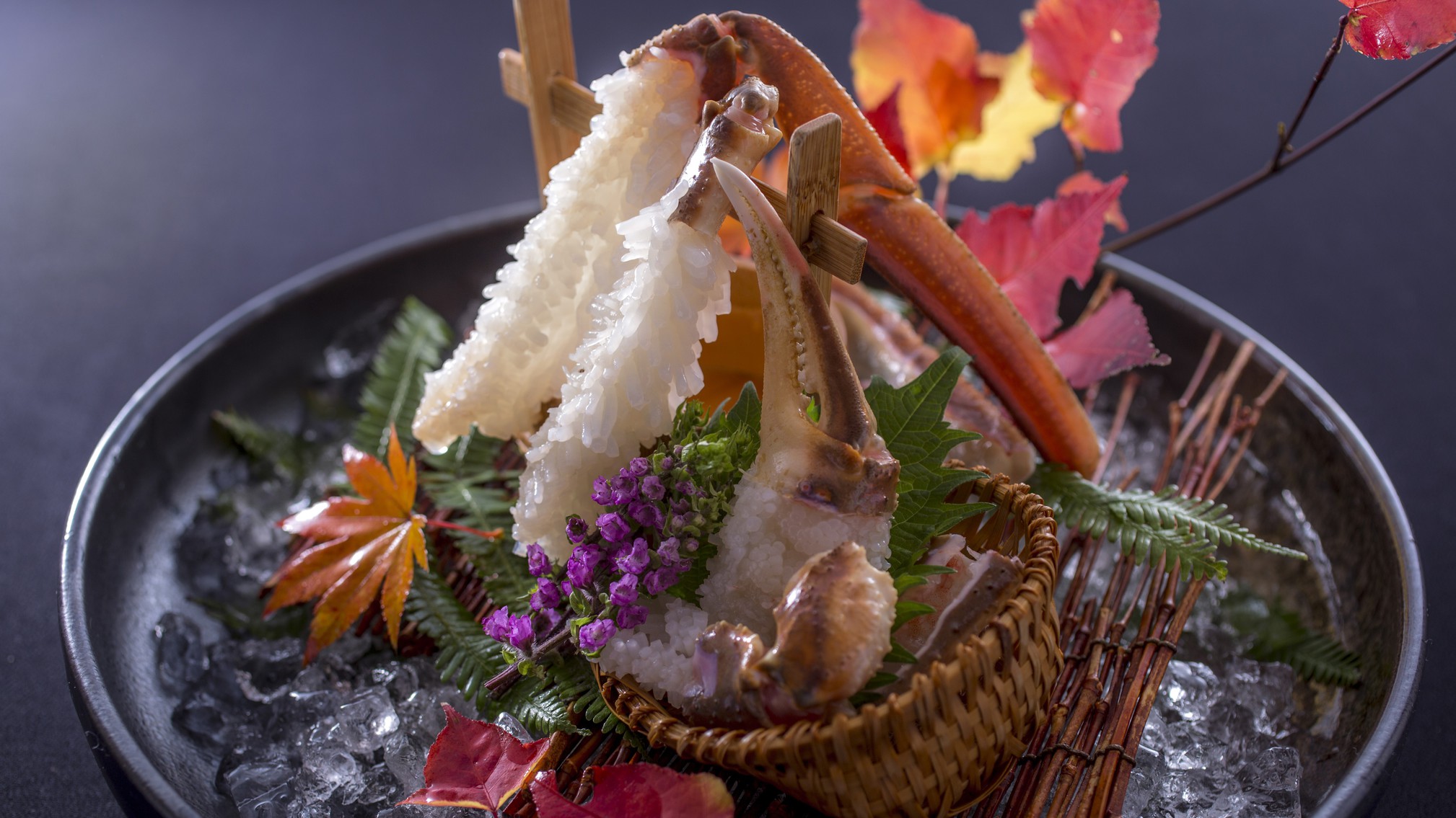 【カニ刺し】花が咲いたように美しい、繊維に旨味が宿るカニ刺し。