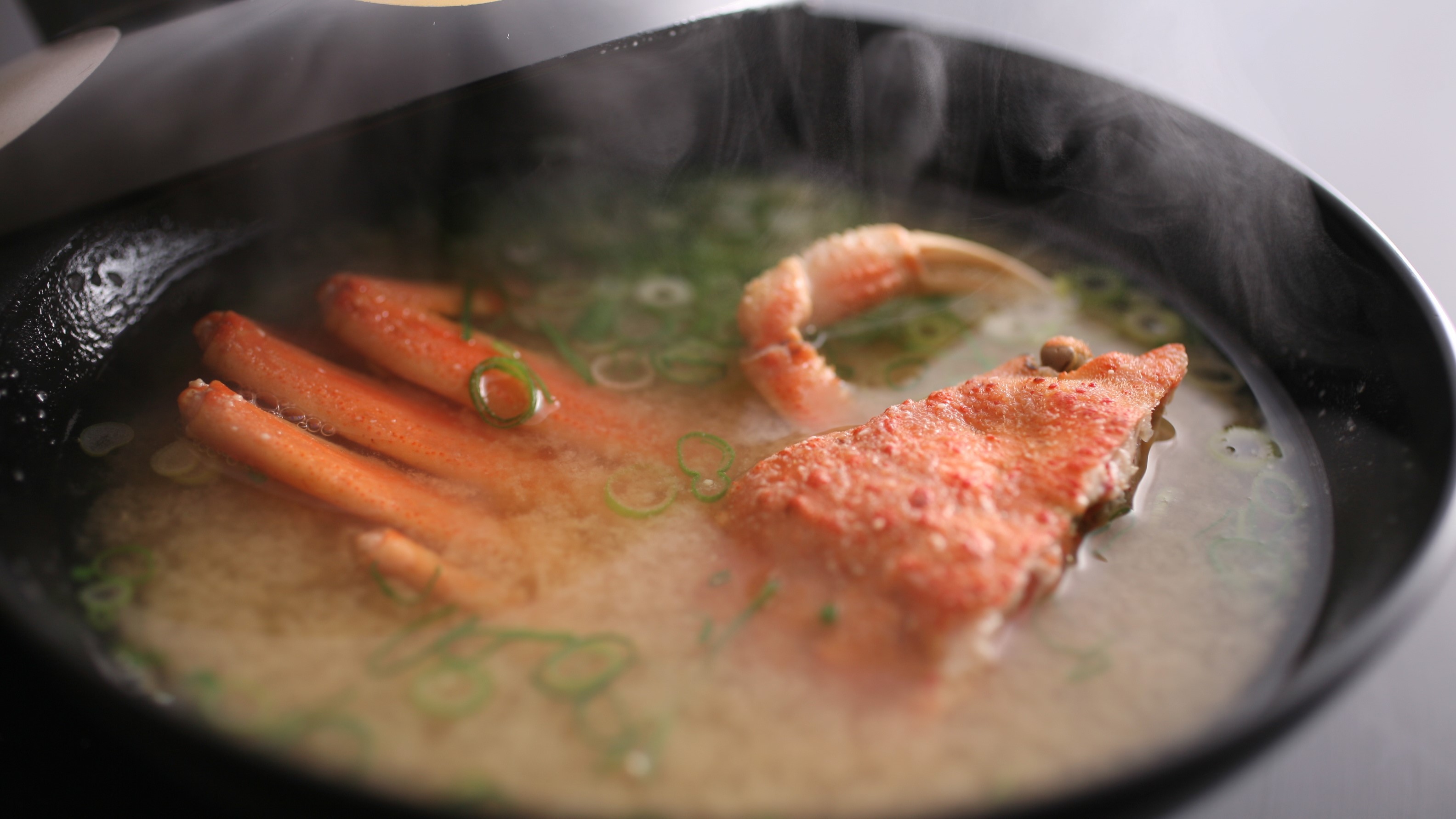 【勢子ガニ汁】冬の朝食で味わえる贅沢な勢子ガニ汁（プランによる）