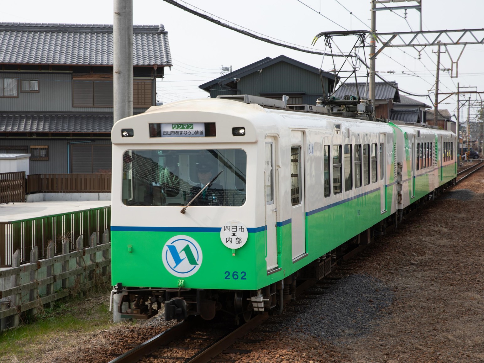 ホテル横を通る「あすなろう鉄道」