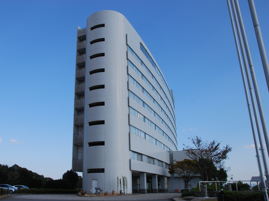 客船をイメージして建てられたホテルは海からの風を受け流すことができるよう流線形に設計されています。