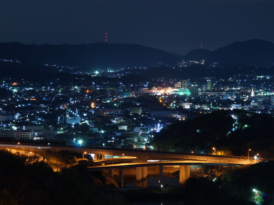 客室廊下から見た児島市街地夜景。