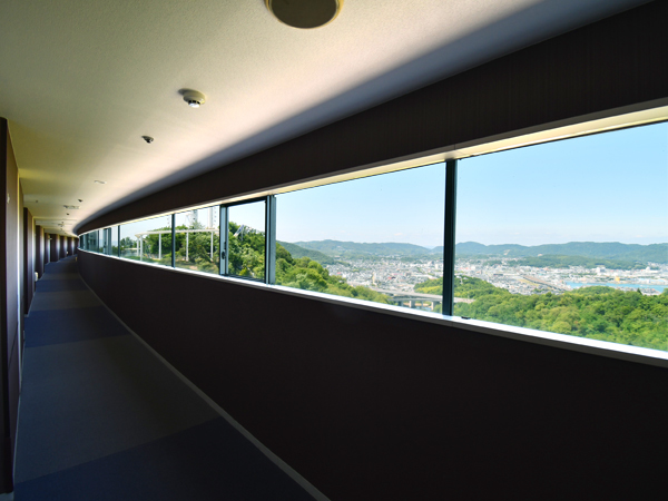 客室への廊下は、エレベーターを降りて左側でございます。