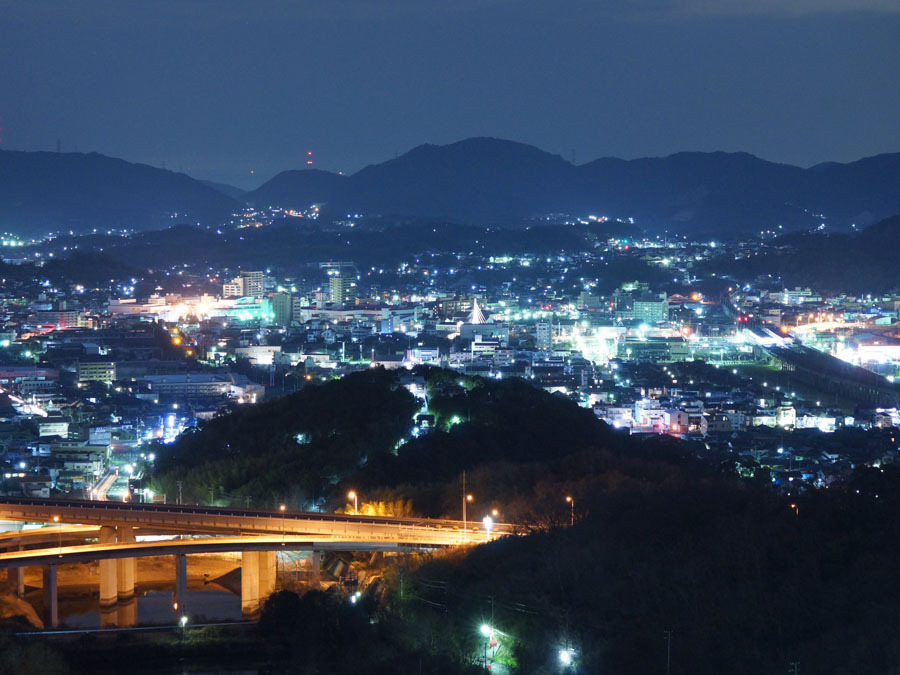 客室廊下から見た児島市街地夜景。