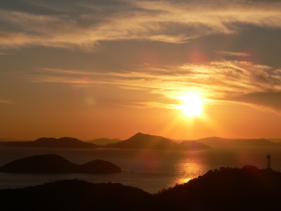 1階・ロビーテラスから見た夕陽。