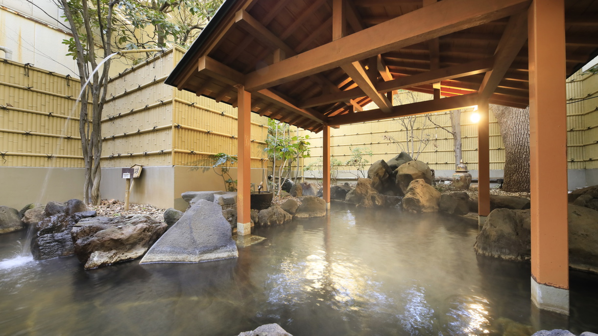 【露天風呂／オーロラの湯】開放的な露天風呂