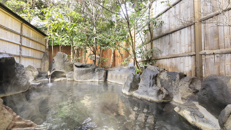 【中浴場／うたかたの湯】風情ある露天風呂も完備。もちろんすべて温泉です。
