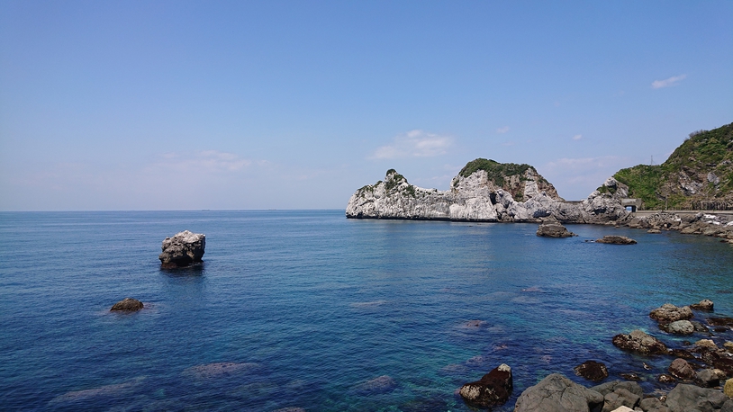 *コバルトブルーの海と白亜の岩壁に囲まれた由良町