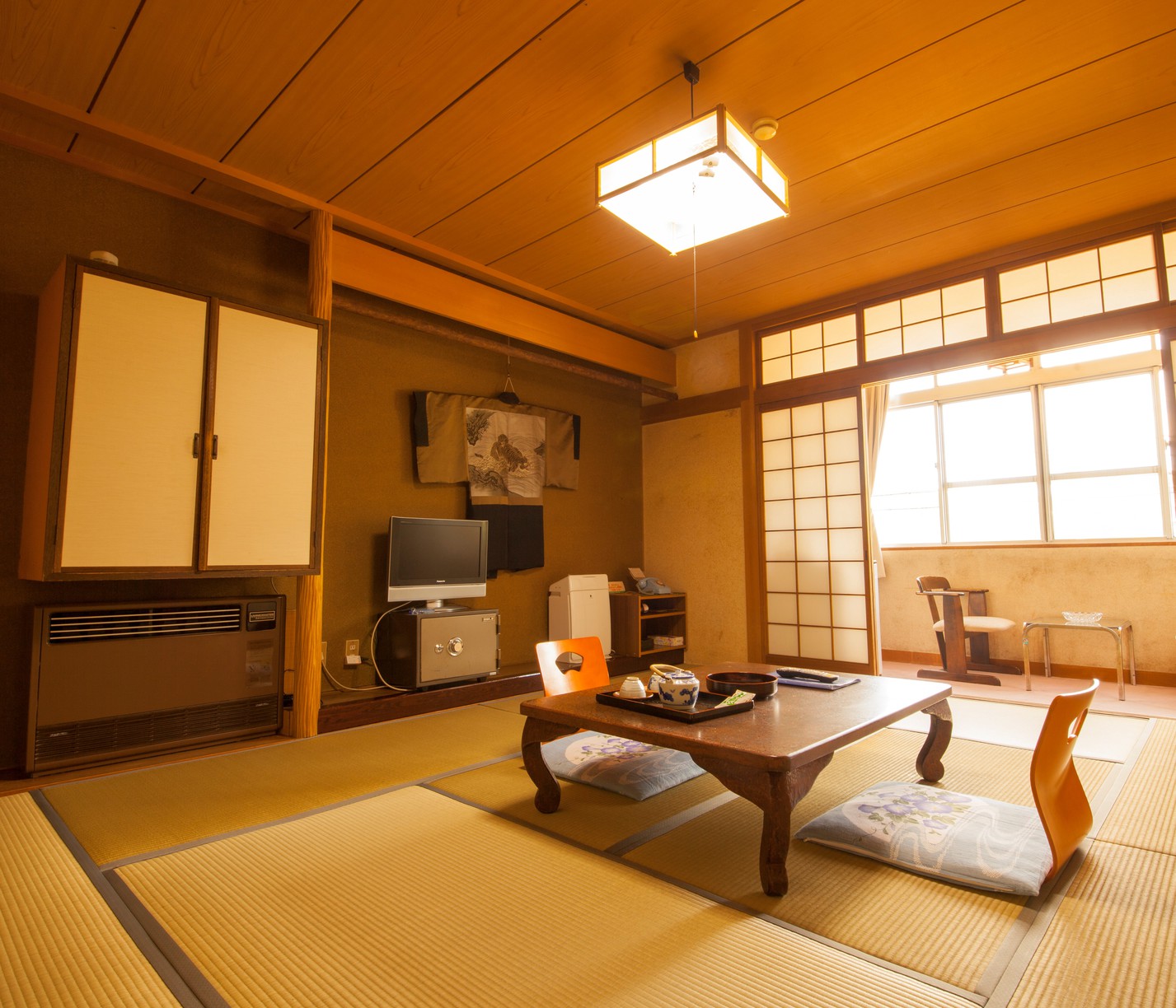 Kinosaki Onsen Korakuen The 3-star Kinosaki Onsen Korakuen offers comfort and convenience whether youre on business or holiday in Toyooka. The property offers a wide range of amenities and perks to ensure you have a great t