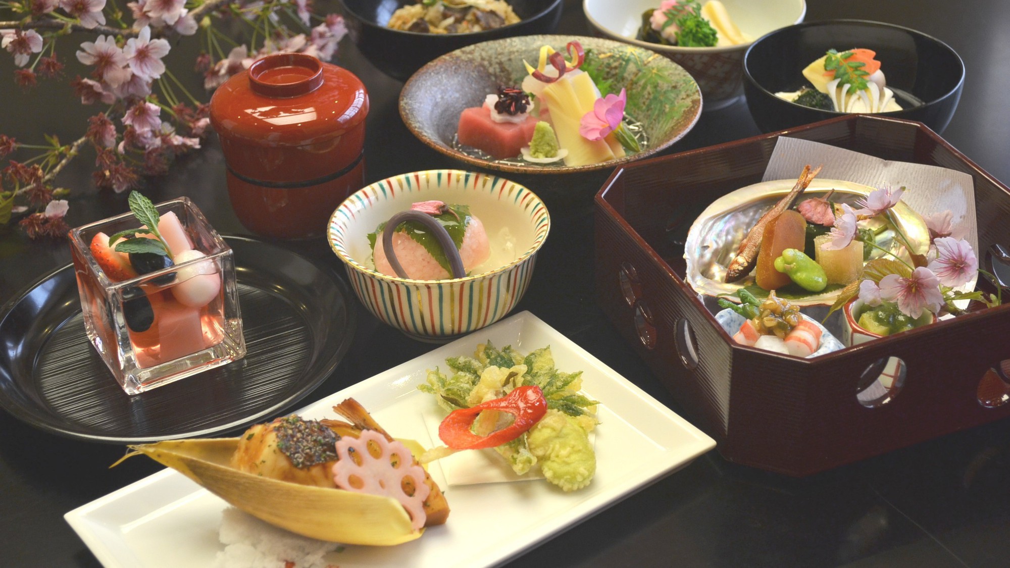 【四季を彩る至高の日本料理】夕食は日本料亭吉翠亭の「華会席」付プラン（2食付き）