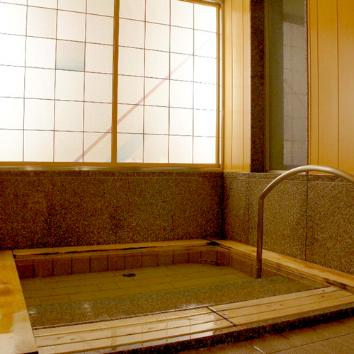 貸切風呂檜の浴槽は段差をなくし広めの造り。浴室横にはお休み処も併設されております。