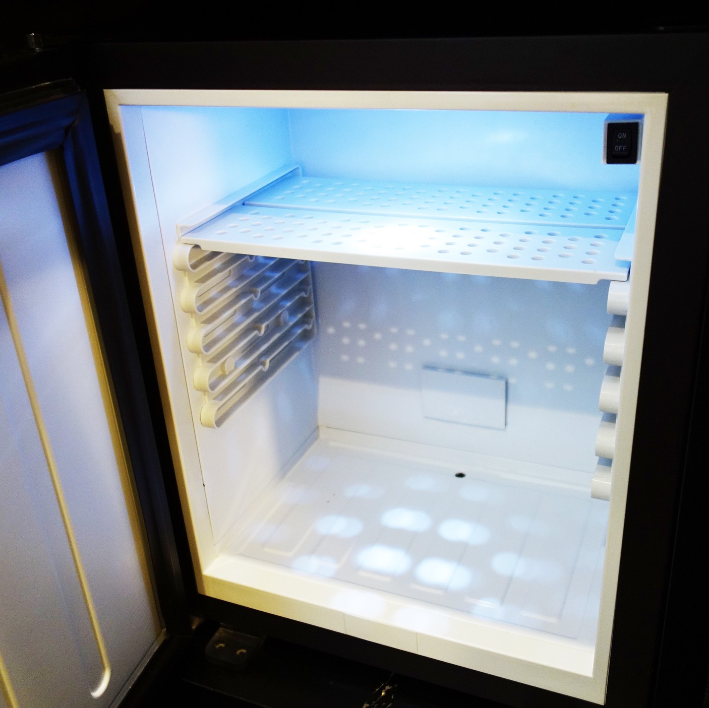 無振動保冷庫は２Ｌペットボトルも冷やすことが可能。