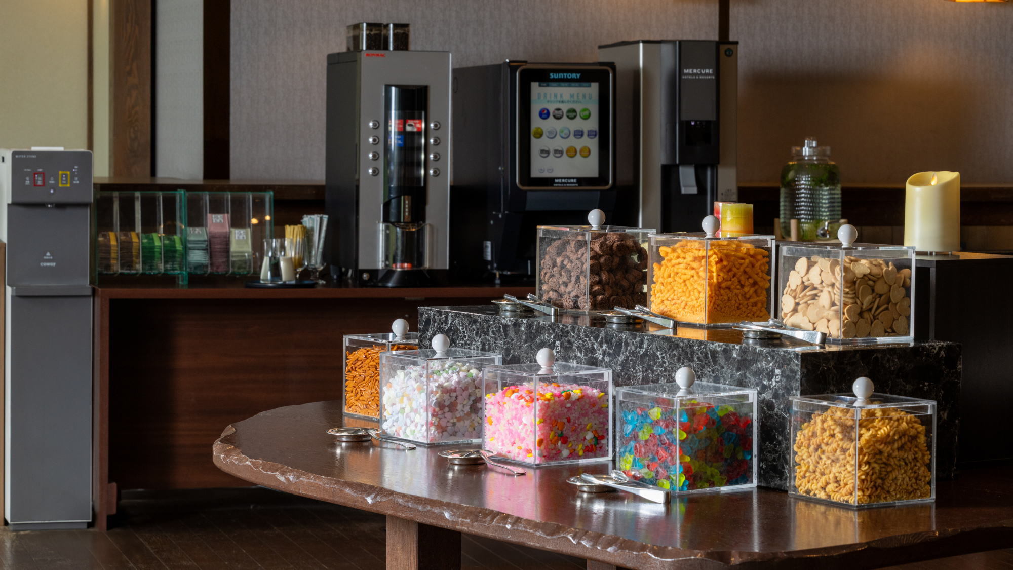 【ラウンジ特典】お酒やソフトドリンクに合う、おつまみもご用意しております。