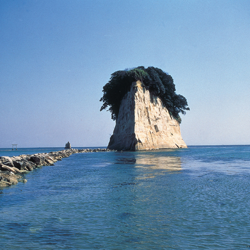 【見附島】形が軍艦に似ていることから軍艦島と呼ばれる奇岩※お車で約120分