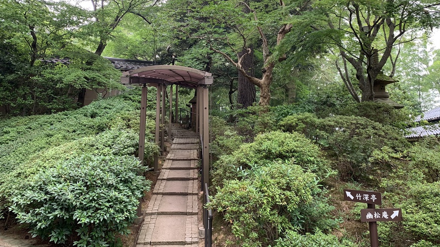 *【離れ竹深亭】本館2階から一旦外へ出て、階段を上って客室までご移動となります。