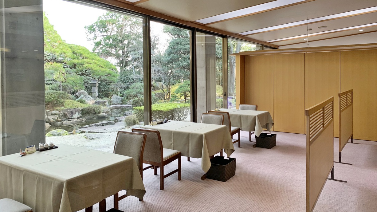 *【館内】広大な日本庭園を眺めながら宴会等も楽しみいただけます。