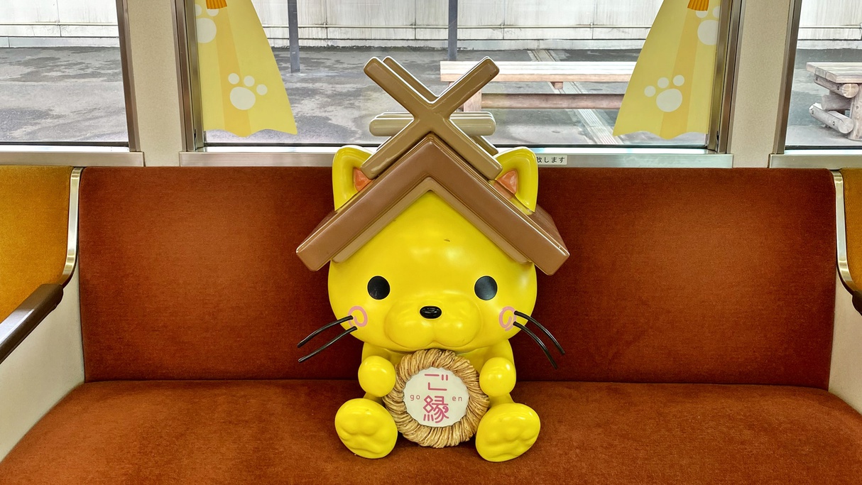 *【一畑電車】車内にはしまねっこも乗車しています♪一緒に座って撮影タイムはいかが？