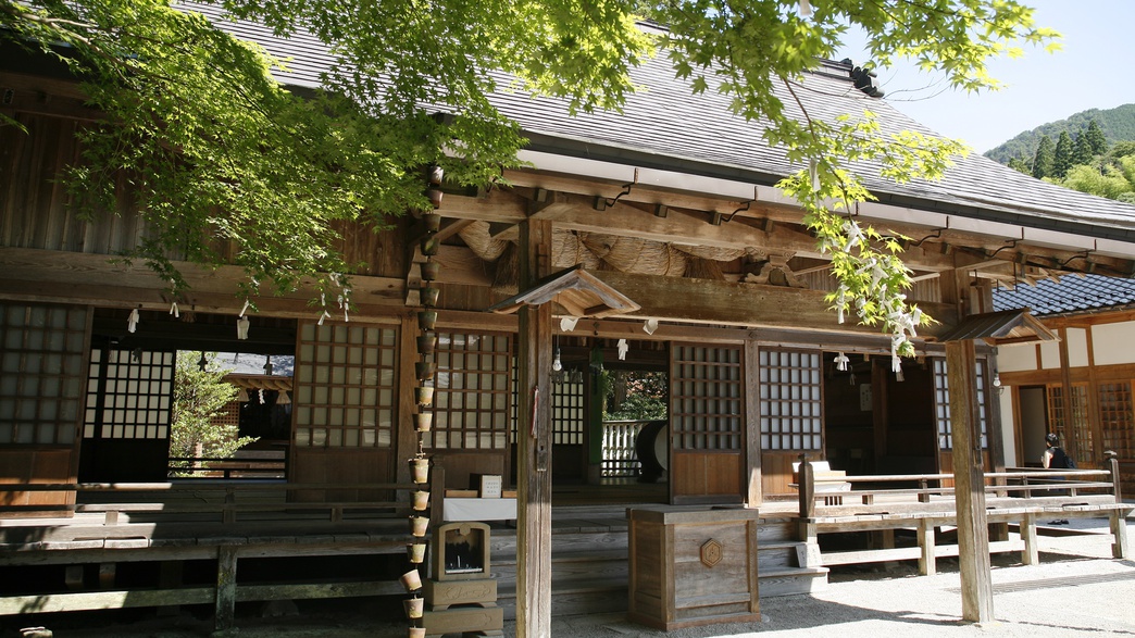 *【須佐神社】出雲の山あいに立つ小さな神社ですが、周囲を緑に囲まれた境内は神秘的な雰囲気が漂い、日本