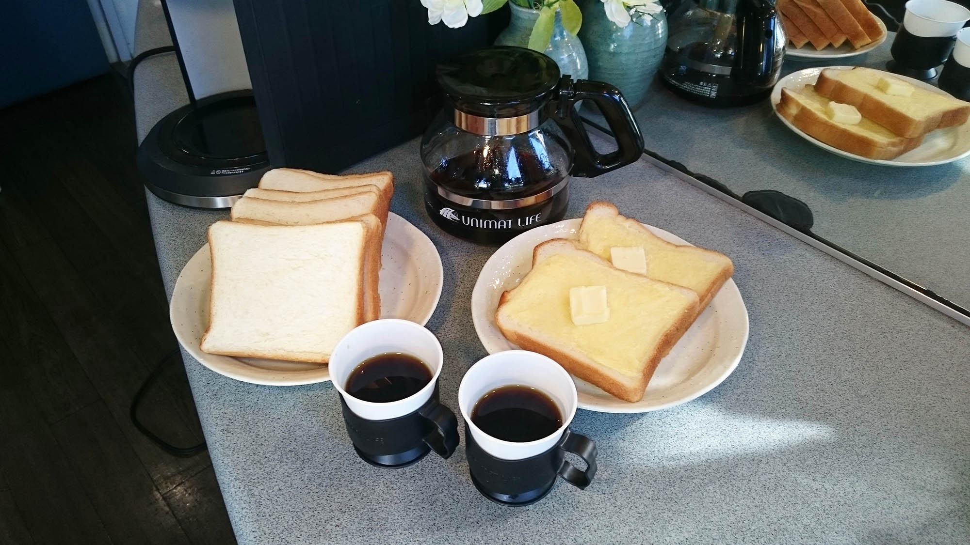 ・朝食は軽めでOKという人に。コーヒー&トーストをどうぞ